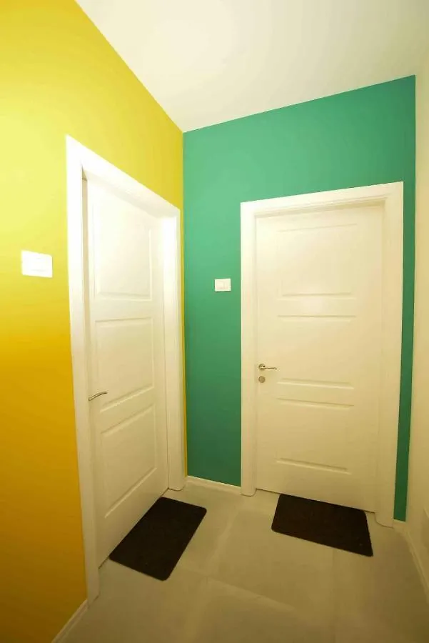 Tirana Yellow Apartment 0*,  阿尔巴尼亚