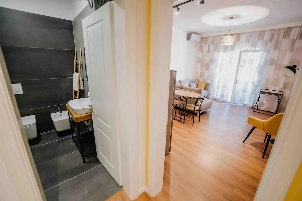 Tirana Yellow Apartment 0*,  阿尔巴尼亚